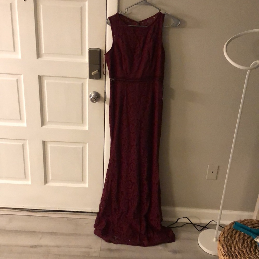 LULUs elegant floor length dress, never worn with tags, size M, maroon/red wine
